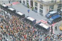  ?? AFP/PAU BARRENA ?? Catalães protestam em frente ao QG da polícia nacional em Barcelona