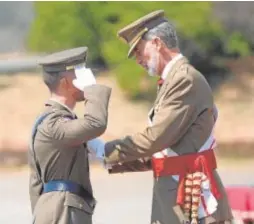  ?? // EFE ?? Don Felipe condecora al sargento García Martín