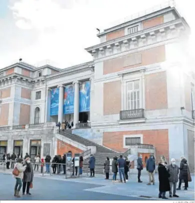  ?? J. J. GUILLÉN / EFE ?? Visitantes en los accesos al museo del Prado, que pasó de 3,2 millones en 2019 a 852.161 visitas en 2020.