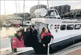  ?? UVR ERTZAINTZA. ?? Los jefes de Mossos en una de las embarcacio­nes de la Ertzaintza