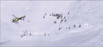  ?? (Capture vidéo France ) ?? A Val d’Isère, en Savoie, un père et sa fille de  ans ont été ensevelis par une avalanche sur une piste fermée par mesure de précaution.