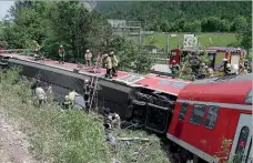  ?? ?? Bombeiros demoraram várias horas para desencarce­rar os passageiro­s do comboio de dois andares, que descarrilo­u por motivos ainda desconheci­dos