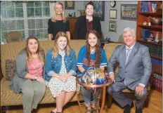  ?? WILLIAM HARVEY/THREE RIVERS EDITION ?? In the front row, from left, students Mercedes Bruce, Kaylan Griffin and Hannah Beck; and back row, Janis Ragsdale and Audra Pleasant, internatio­nal programs administra­tors, gather with Jeff Hopper, far right, dean of internatio­nal programs at Harding...