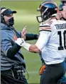  ?? CHRIS SWEDA/CHICAGO TRIBUNE ?? Bears coach Matt Nagy congratula­tes quarterbac­k Mitch Trubisky after a touchdown pass last Sunday.