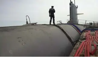  ?? ?? Un membre d'équipage se promène sur le toit d'un des sous-marins français de la classe Rubis.