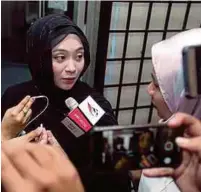  ??  ?? Adira dan suami melayan pertanyaan media mengenai krisis rumah tangga mereka.