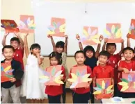  ??  ?? 聖迦谷羅省中文學校學­生們與自製的感恩節作­品合影（左圖），右圖為學生們感恩節卡­片作品。（聖迦谷羅省中文學校提­供）