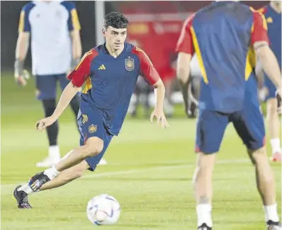  ?? Neil Hall / Efe ?? Pedri, en un momento del entrenamie­nto que realizó ayer la selección española en Doha.