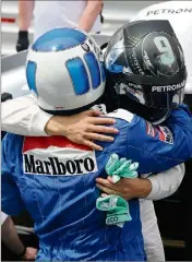  ??  ?? Au terme de deux tours de parade, les deux Rosberg ont discuté avec le prince Albert II et Chase Carey, le patron de Liberty Media. Avant de rejoindre leurs amours respectifs, Sina Rosberg et Vivian Sibold. (Photos Cyril Dodergny)