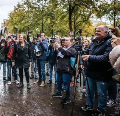  ?? Remko De Waal/anp ?? Thierry Baudet spreekt op het Plein in Den Haag demonstran­ten toe die protestere­n tegen de coronawet.