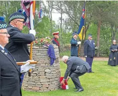  ?? ?? Deputy Lieutenant Sandy McKendrick lays a wreath.