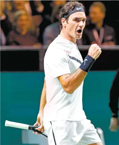  ??  ?? Roger Federer celebra después del triunfo ante Robin Haase