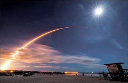  ?? EL PAÍS ?? Cabo Cañaveral. El cohete Atlas V despega camino al Sol. Lleva al Solar Orbiter, la nave más sofisticad­a que más se aproximará hasta nuestra estrella.