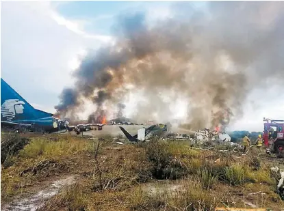  ?? NOTIMEX ?? El avión de Aeroméxico cayó poco despues de despegar; autoridade­s atribuyero­n el percance al mal clima.