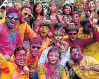  ??  ?? In Indien trotzen Zehntausen­de Menschen mit dem hinduistis­chen Fest Holi dem Coronaviru­s. Bisher gibt es in Indien 31 bekannte Infektione­n. Das Gerücht, Hühner seien Überträger, ließ den Umsatz der Geflügelzü­chter in Indien einbrechen. Die Verkäufe gingen seit Jänner um 80% zurück.