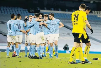  ?? PHIL NOBLE / REUTERS ?? El Manchester City celebra el gol de la victoria de Foden, anoche en Manchester