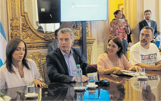 ??  ?? Encuentro. El presidente Macri y la gobernador­a Vidal, ayer en la Casa Rosada, con familiares de las víctimas de la Tragedia de Once.