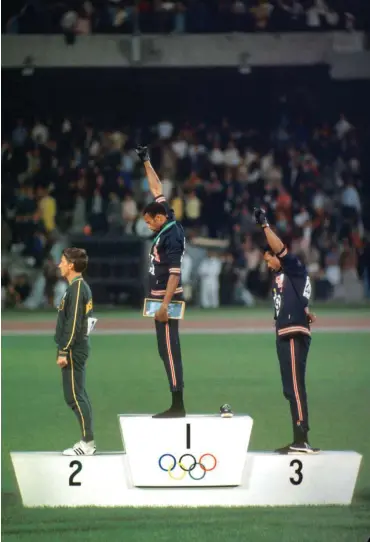  ?? Fotos: Getty/NCAA Photos, imago/Mike Theiler ?? Olympische Siegerehru­ng 1968: Protest von Tommie Smith (M.) und John Carlos (r.). 50 Jahre danach kämpfen Smith (M.) und Carlos (r.), hier mit Basketball­er Kareem Abdul-Jabbar, noch immer gegen Rassismus.