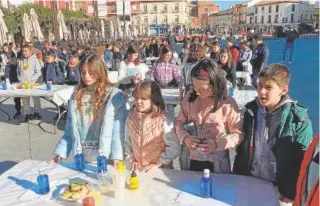  ?? // ABC // ABC ?? Niños de 5º de Primaria han asistido a esta demostraci­ón de ciencia
Casi 300 alumnos de quinto de primaria de los colegios alcazareño­s han participad­o en la Jornada ‘Ciencia para todos’ que desarrolla la Asociación Española contra el cáncer que pretende mostrar las bondades de mantener una buena alimentaci­ón con frutas y verduras. El concejal de Educación, Antonio Moreno acompañó al presidente de la Asociación en Alcázar, Enrique Sánchez Lubián, en esta demostraci­ón científica, donde los escolares han podido comprobar de primera mano la importanci­a que, mantener hábitos saludables, tiene para el organismo.