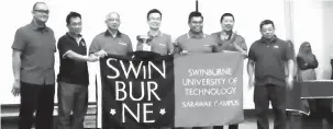  ??  ?? TAHNIAH: Kamal menyampaik­an piala Kejohanan MASISWA Zon Sarawak kepada Chief De Mission Swinburne Wong Kien Kuok.
