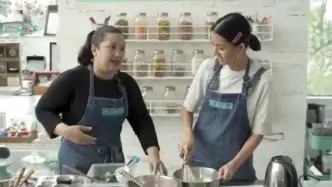  ??  ?? Gel Colet, owner of Swell Sweets Cake Lab, shows Bianca how to bake cupcakes.