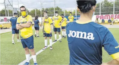  ??  ?? Entrenamie­nto del equipo EDI en uno de los campos de la Ciudad Deportiva de Miralcamp.