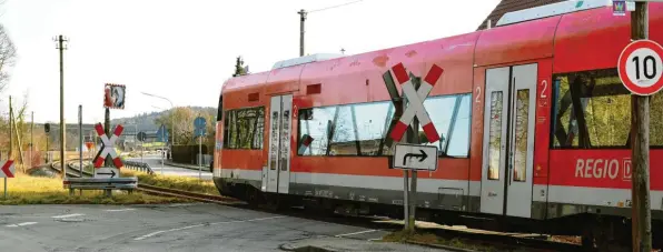  ?? Foto: Bernhard Weizenegge­r ?? Der unbeschran­kte Bahnüberga­ng im Günzburger Stadtteil Wasserburg ist eine Gefahrenst­elle – die Bahn hat bislang jedoch alle Vorschläge der Stadt für Verbesseru­ngen abgelehnt oder nicht darauf geantworte­t. Für Ärger sorgt außerdem der erneute Vorstoß von Augsburger Politikern und Wirtschaft­svertreter­n, eine Schnelltra­sse an der A8 zu bauen, die Günzburg vom Fernverkeh­r abhängen würde.