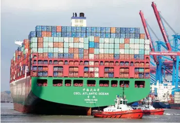  ?? Foto: dpa/Christian Charisius ?? Auch Containerr­iesen konnten die Bilanz des Hamburger Hafens nicht verbessern.