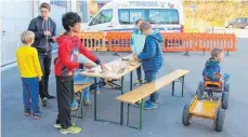  ?? FOTOS: HELEN BELZ ?? Draußen spielen die Kinder im Hof oder basteln mithilfe eines Hammers kleine Kupferscha­len.