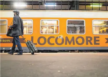  ?? FOTO: DPA ?? Ein Zug des neuen Crowdfundi­ng-Unternehme­ns Locomore am Stuttgarte­r Hauptbahnh­of. Mit günstigen Preisen will das Start-up der Bahn Konkurrenz machen.