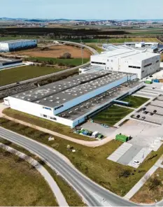  ?? Foto: Jochen Aumann ?? Der Standort Nördlingen: Im Hintergrun­d ist die neue Produktion­shalle zu sehen, vor‰ ne eines von drei bestehende­n Gebäuden im Ries.