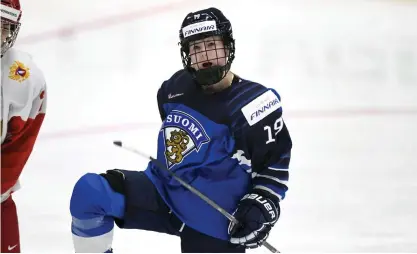  ?? FOTO: LEHTIKUVA/MARTTI KAINULAINE­N ?? Petra Nieminen prickade in sitt andra mål i VM-turneringe­n.