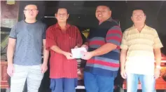  ??  ?? Lim (second left) hands over cash donations from Good Samaritans to coffin shop representa­tive – identified only as Mr Sim – in this photo taken recently.