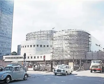  ?? FOTO: THEATERMUS­EUM, NACHLASS LORE BERMBACH ?? Ende der 60er Jahre wurde das Schauspiel­haus errichtet. Dieses Foto stammt aus der aktuellen Ausstellun­g des Theatermus­eums zur Geschichte des Gebäudes.