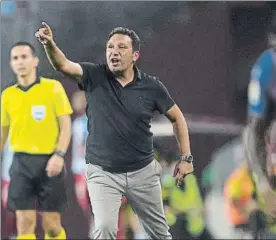  ?? FOTO: PERE PUNTÍ ?? Eusebio Sacristán realiza una indicación en un partido del Girona