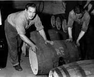  ?? ?? Workers at Johnnie Walker’s distillery in Kilmarnock in 1955
