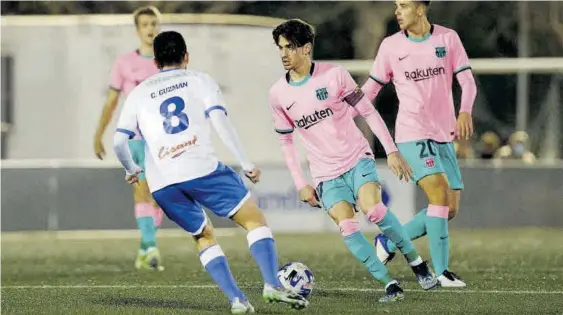  ?? //DAVID RAMÍREZ ?? Álex Collado, capitán del Barça B, en una imagen del partido ante El Prat. Collado fue objeto del primer penalti que el colegiado señaló a favor del conjunto azulgrana