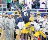  ?? JOE BURBANK/STAFF PHOTOGRAPH­ER ?? Notre Dame WR Miles Boykin (81) hauls in the pass with one hand on his way to a 55-yard game-wining TD in the fourth quarter Monday.