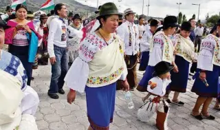  ??  ?? ►IBARRA. Familias de comunidade­s participar­on en Quinto Encuentro de los Pueblos.