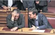  ?? REUTERS ?? Ministar financija Euklid Cakalotos i premijer Aleksis Cipras uoči glasovanja o reformskom paketu