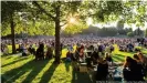  ??  ?? So eng wie bei diesem Klassik Open Air Picknick vor Corona sollten Menschen lieber nicht zusammensi­tzen