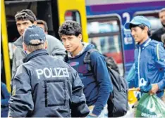  ?? Archivfoto: Sven Hoppe ?? Jugendlich­e Flüchtling­e im Herbst vergangene­n Jahres am Münchner Hauptbahnh­of. 3300 von ihnen sind verschwund­en.