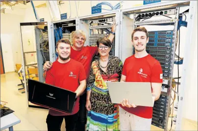  ?? [Florian Wieser] ?? Maria Smodics-Neumann, Obfrau der Sparte Gewerbe und Handwerk der WK Wien besucht die EuroSkills-Teilnehmer Paul Hilscher und Timon Schwarz beim Training mit ihrem Experten Christian Schöndorfe­r.