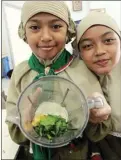  ?? SD MUHAMMADIY­AH FOR JAWA POS ?? creamer, INOVASI SEHAT: Vela (kiri) dan Ratu membuat es krim berbahan sayur di sekolah.