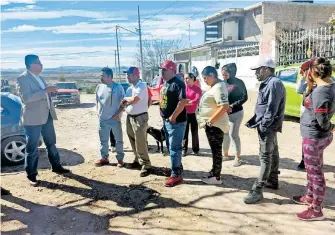  ??  ?? Julio Ramírez hizo la entrega oficial de la obra de agua potable a vecinos de la Loma Prieta.