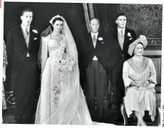  ?? ?? Big day: The Earl and Countess of Harewood wed in the presence of George VI (centre) and Queen Elizabeth