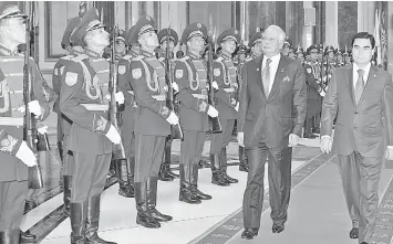  ??  ?? Najib (second right) inspects a guard-of-honour mounted by the Turkmenist­an armed forces accompanie­d by Berdimuham­edov (right) during the ceremony. — Bernama photo