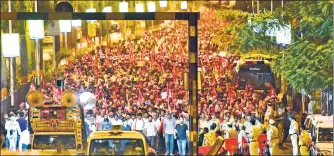  ?? VIJAYANAND GUPTA/HT PHOTO ?? ▪ Some 35,000 farmers from across Maharashtr­a walked for six days from Nashik to reach Mumbai on Monday with their chief demand being waiver of their loans.