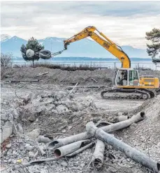  ?? FOTO: FLEMMING ?? Die Abbrucharb­eiten im Eichwaldba­d schreiten voran