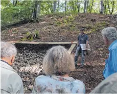  ?? FOTO: WOLFGANG LUTZ ?? Dr. Leif Hannsen erklärt den Aufbau der massigen, 13 Meter dicken und zehn Meter breiten Innenmauer.